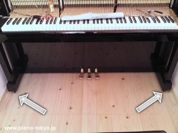ピアノの左右の幅がピッタリ過ぎてインシュレーターが設置出来なくなった例