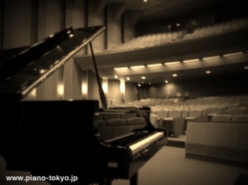ホールのグランドピアノの調律