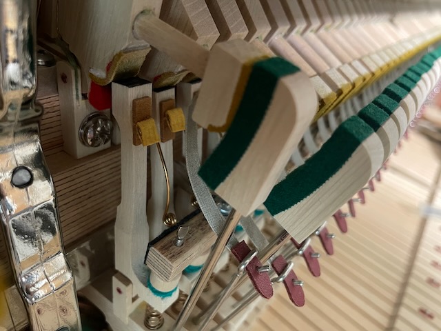 ジャックの手前にスプリングを追加